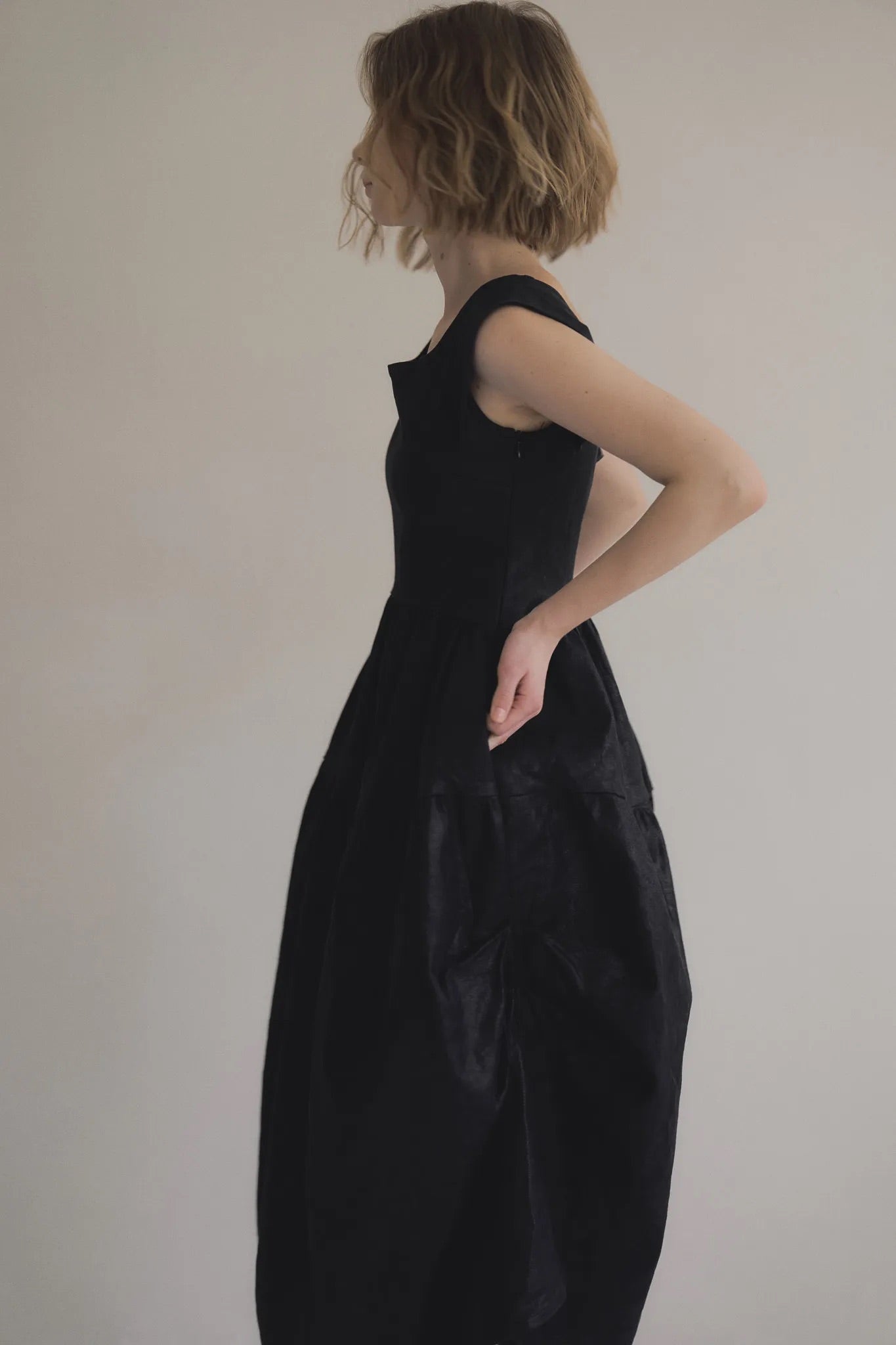 日本光澤花苞廓形洋裝，硬挺顯瘦箱褶裙擺兩側口袋有型。 