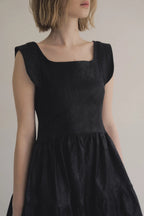 日本光澤花苞廓形洋裝，硬挺顯瘦箱褶裙擺兩側口袋有型。 