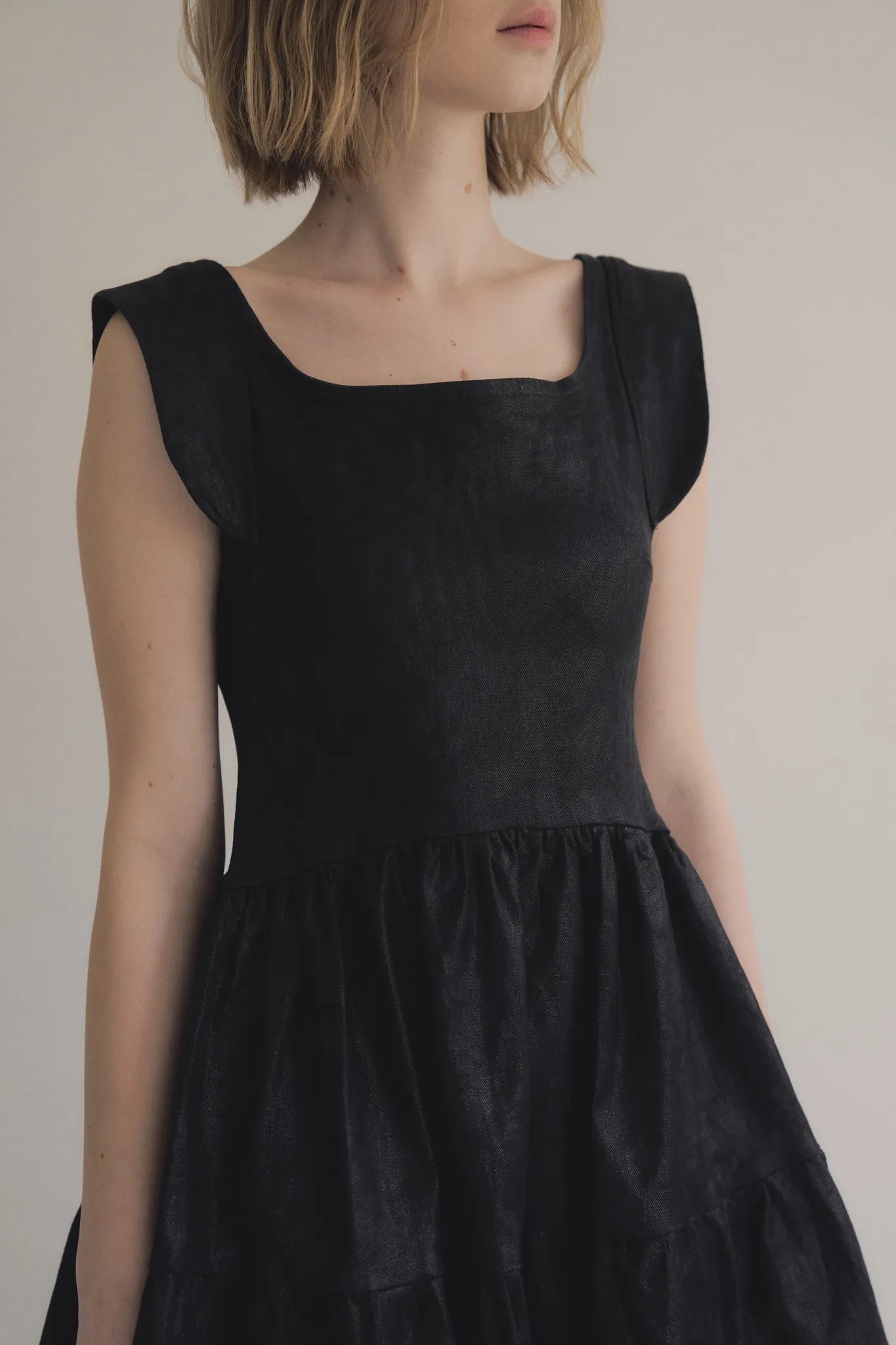 日本光澤花苞廓形洋裝，硬挺顯瘦箱褶裙擺兩側口袋有型。 