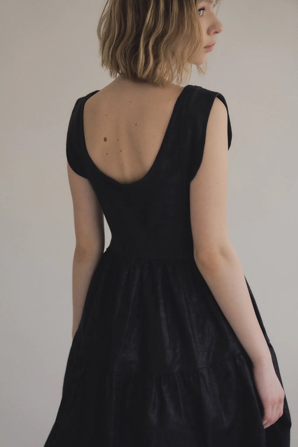 日本光澤花苞廓形洋裝，硬挺顯瘦箱褶裙擺兩側口袋有型。 