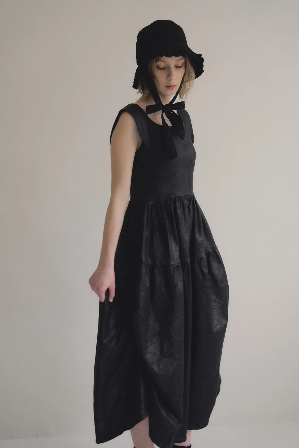 日本光澤花苞廓形洋裝，硬挺顯瘦箱褶裙擺兩側口袋有型。 