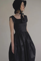 日本光澤花苞廓形洋裝，硬挺顯瘦箱褶裙擺兩側口袋有型。 