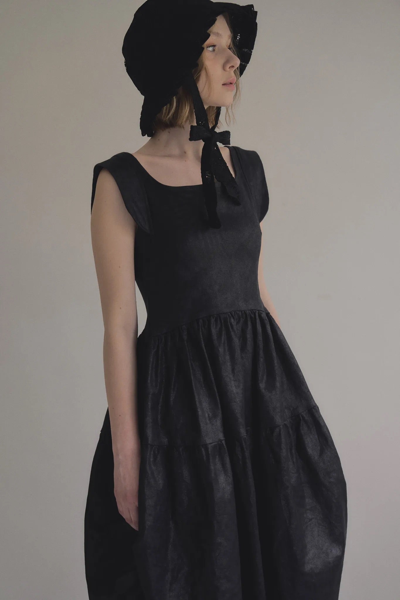 日本光澤花苞廓形洋裝，硬挺顯瘦箱褶裙擺兩側口袋有型。 