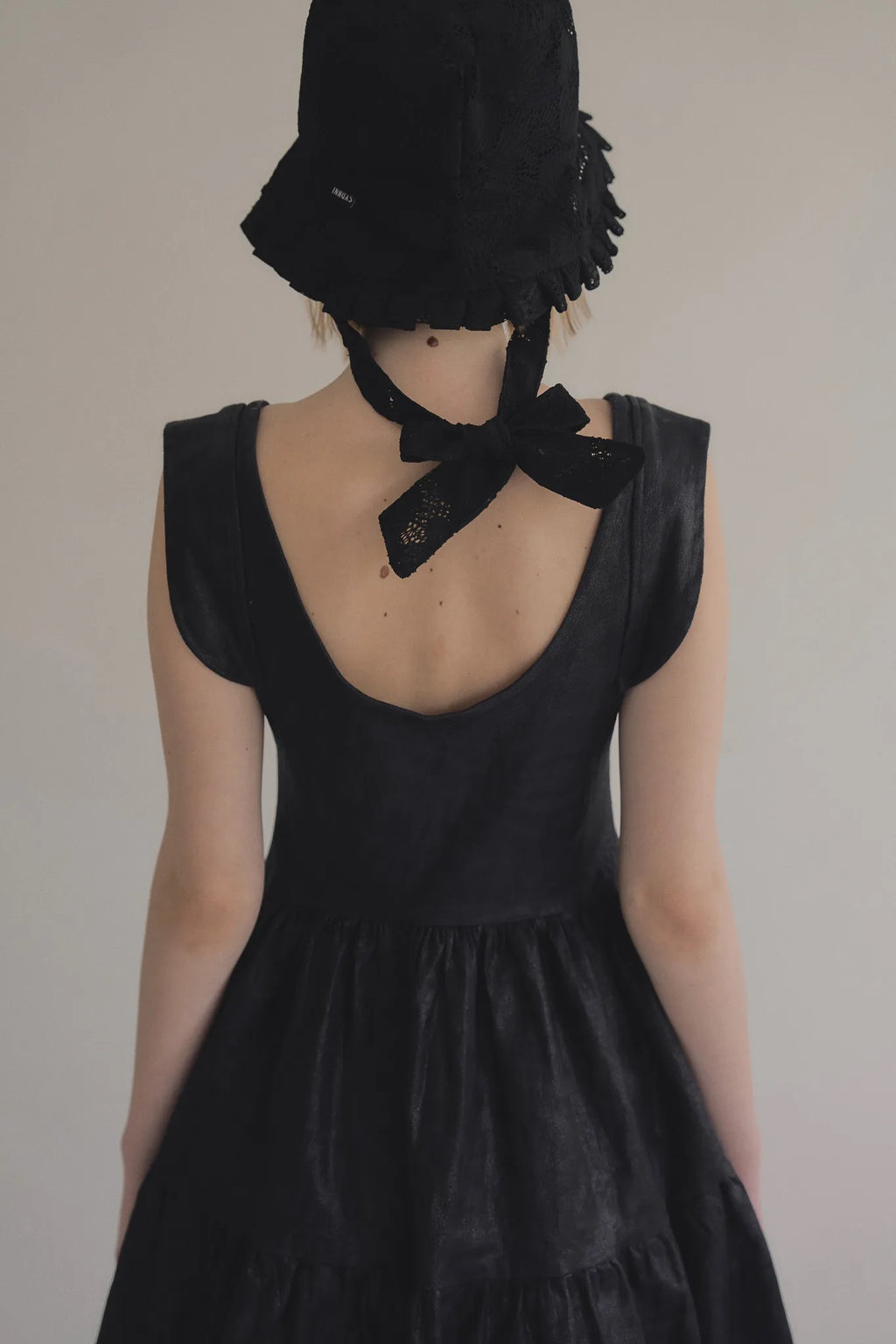 日本光澤花苞廓形洋裝，硬挺顯瘦箱褶裙擺兩側口袋有型。 