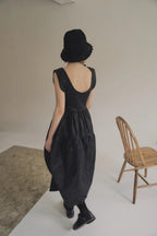 日本光澤花苞廓形洋裝，硬挺顯瘦箱褶裙擺兩側口袋有型。 