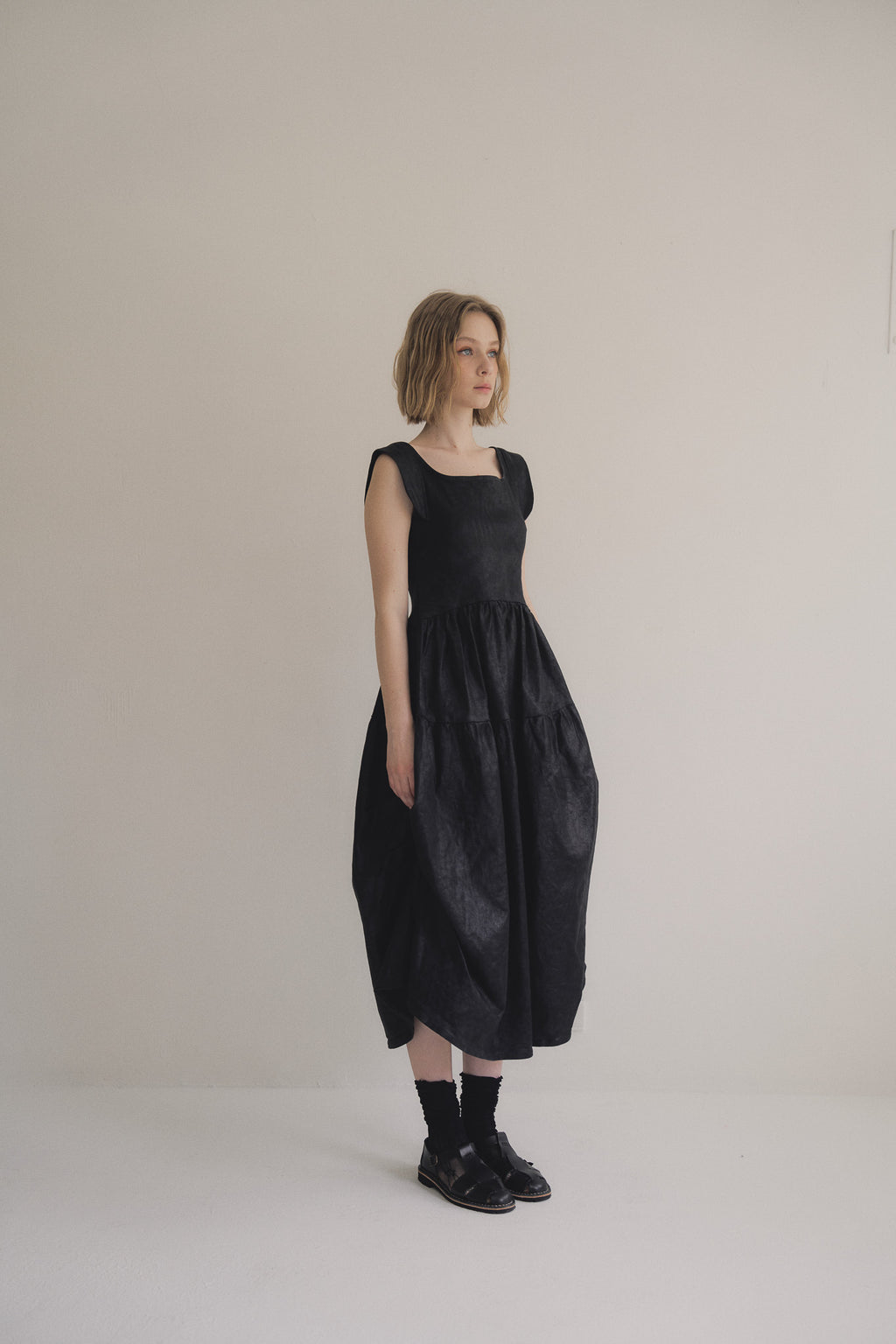 日本光澤花苞廓形洋裝，硬挺顯瘦箱褶裙擺兩側口袋有型。 