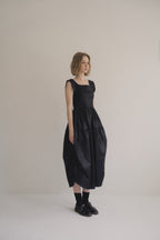 日本光澤花苞廓形洋裝，硬挺顯瘦箱褶裙擺兩側口袋有型。 