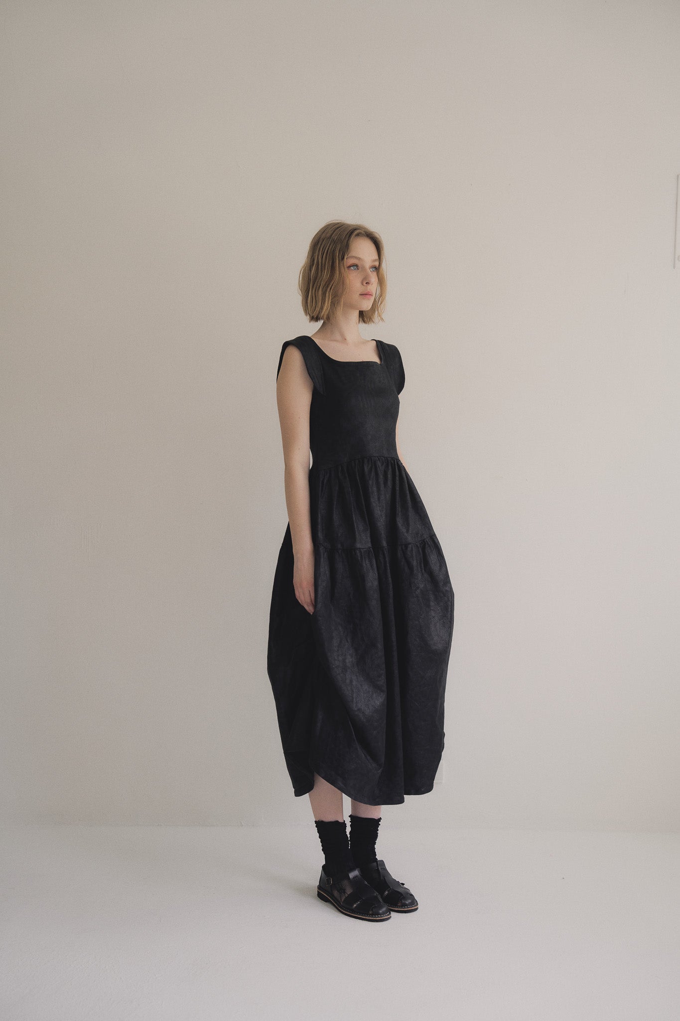 日本光澤花苞廓形洋裝，硬挺顯瘦箱褶裙擺兩側口袋有型。 