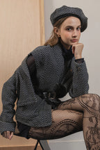 模特兒配戴手作日式圖騰拼接貝雷帽，重磅棉與日式圖騰拼接設計，展現溫潤質感與立體帽型。