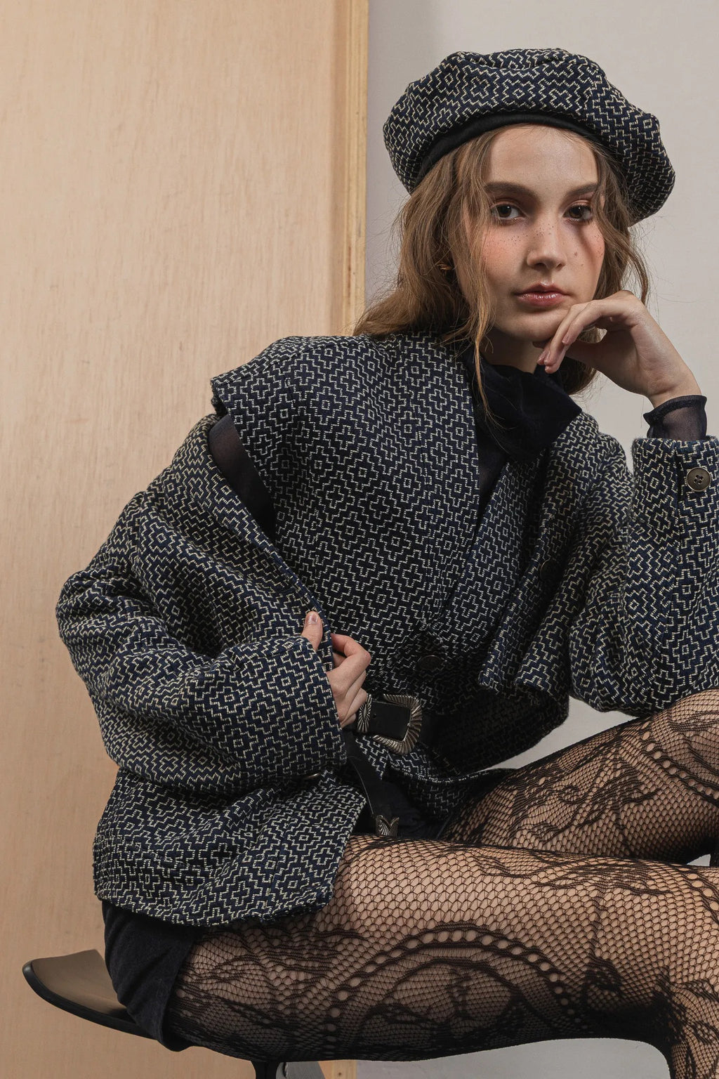 模特兒配戴手作日式圖騰拼接貝雷帽，重磅棉與日式圖騰拼接設計，展現溫潤質感與立體帽型。