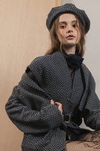 模特兒配戴手作日式圖騰拼接貝雷帽，重磅棉與日式圖騰拼接設計，展現溫潤質感與立體帽型。