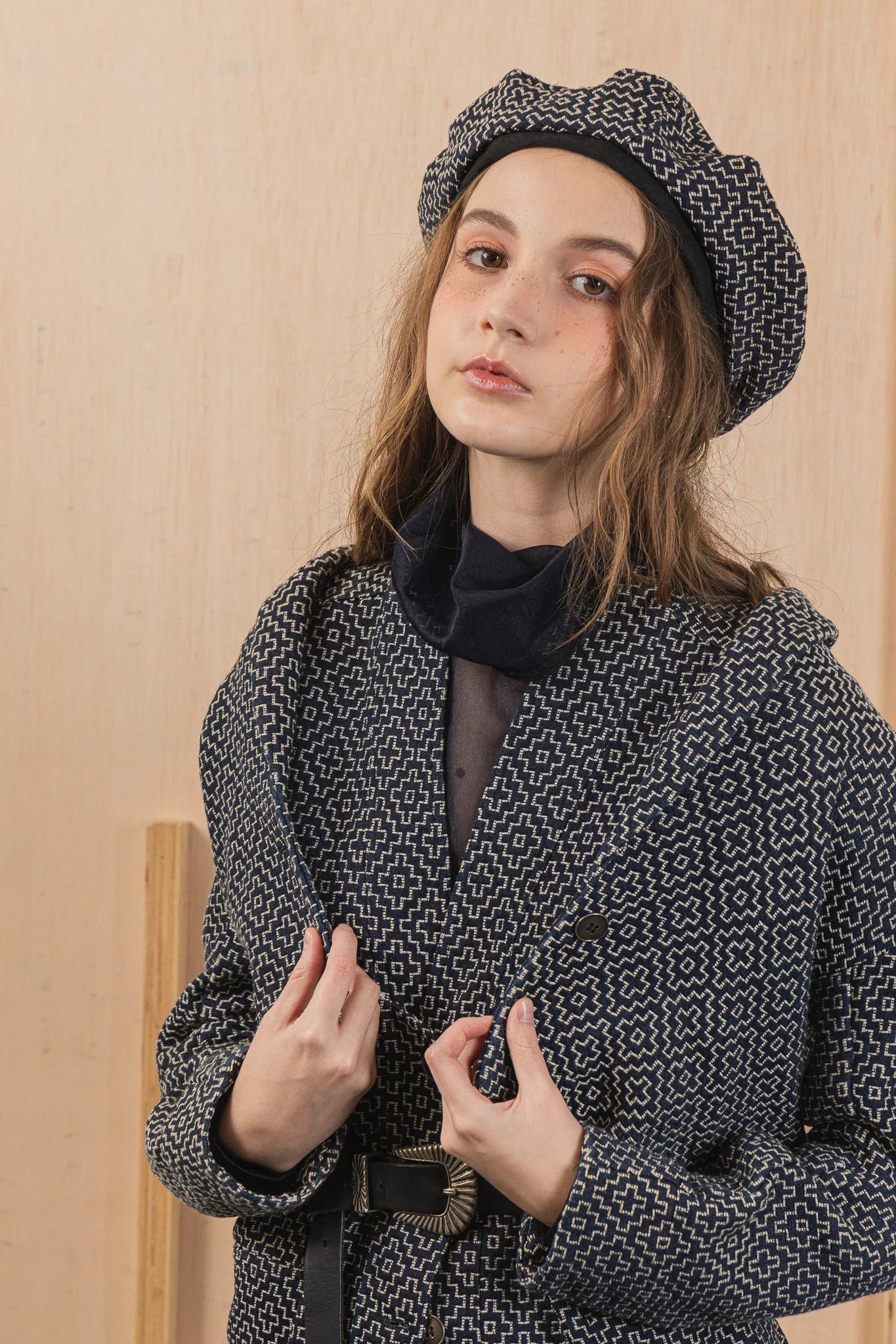 模特兒配戴手作日式圖騰拼接貝雷帽，重磅棉與日式圖騰拼接設計，展現溫潤質感與立體帽型。