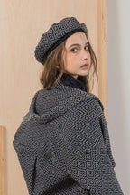 模特兒配戴手作日式圖騰拼接貝雷帽，重磅棉與日式圖騰拼接設計，展現溫潤質感與立體帽型。