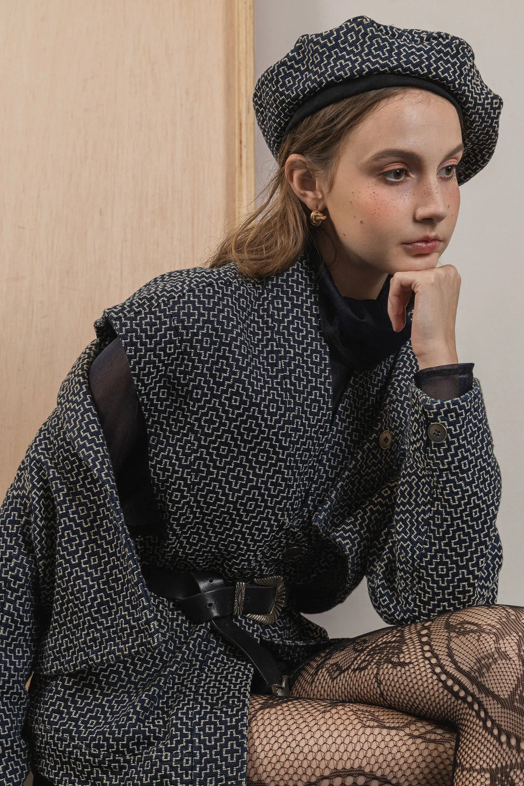 模特兒配戴手作日式圖騰拼接貝雷帽，重磅棉與日式圖騰拼接設計，展現溫潤質感與立體帽型。