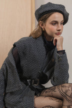 模特兒配戴手作日式圖騰拼接貝雷帽，重磅棉與日式圖騰拼接設計，展現溫潤質感與立體帽型。