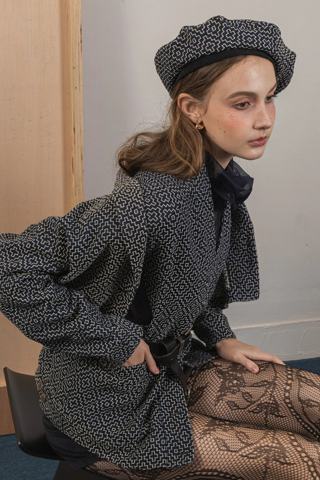 模特兒配戴手作日式圖騰拼接貝雷帽，重磅棉與日式圖騰拼接設計，展現溫潤質感與立體帽型。