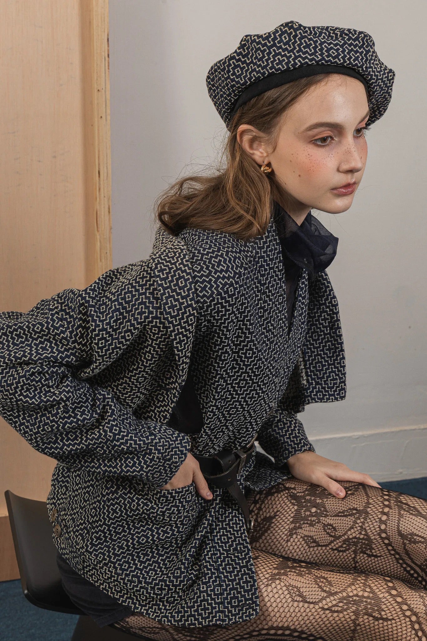 模特兒配戴手作日式圖騰拼接貝雷帽，重磅棉與日式圖騰拼接設計，展現溫潤質感與立體帽型。