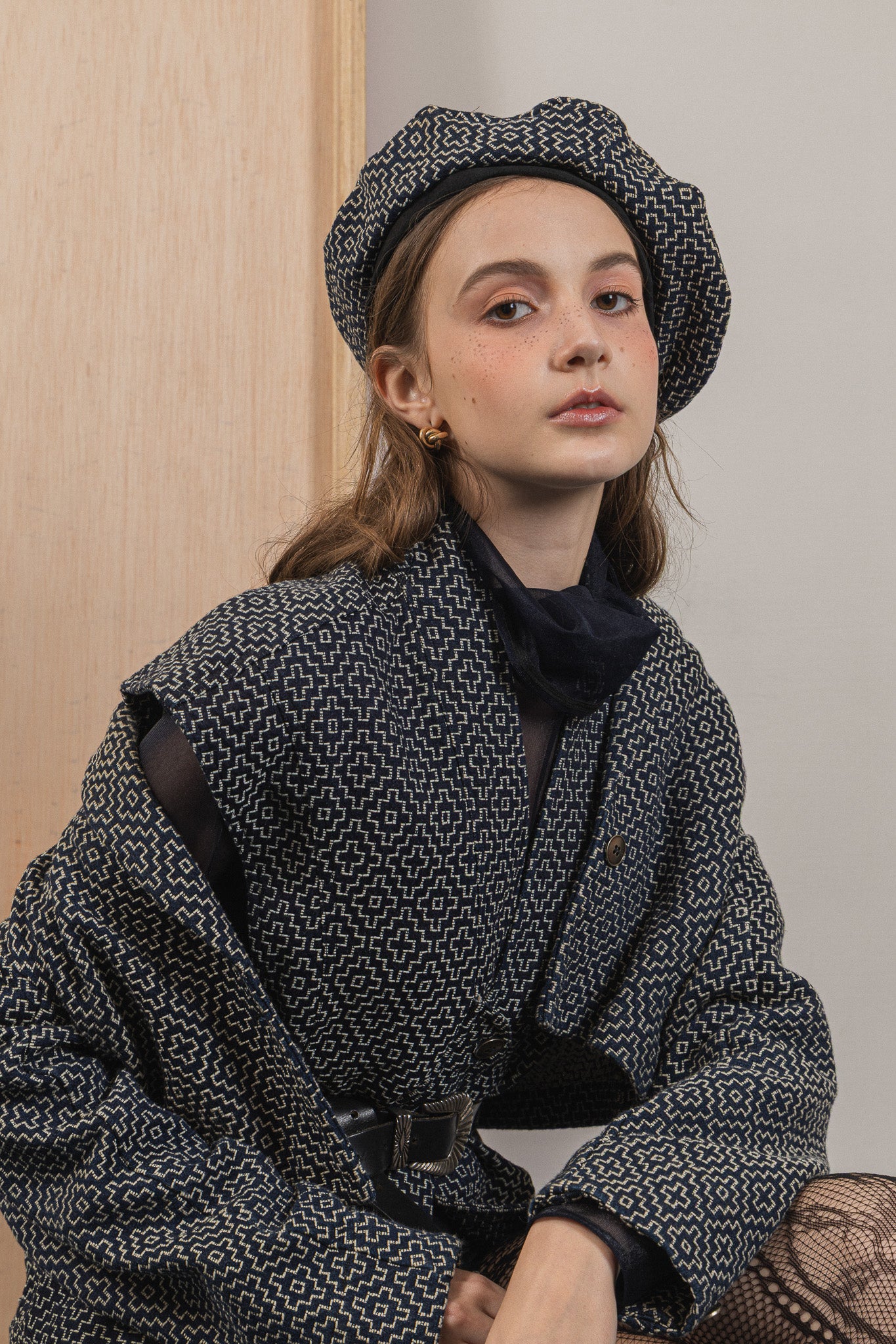 模特兒配戴手作日式圖騰拼接貝雷帽，重磅棉與日式圖騰拼接設計，展現溫潤質感與立體帽型。