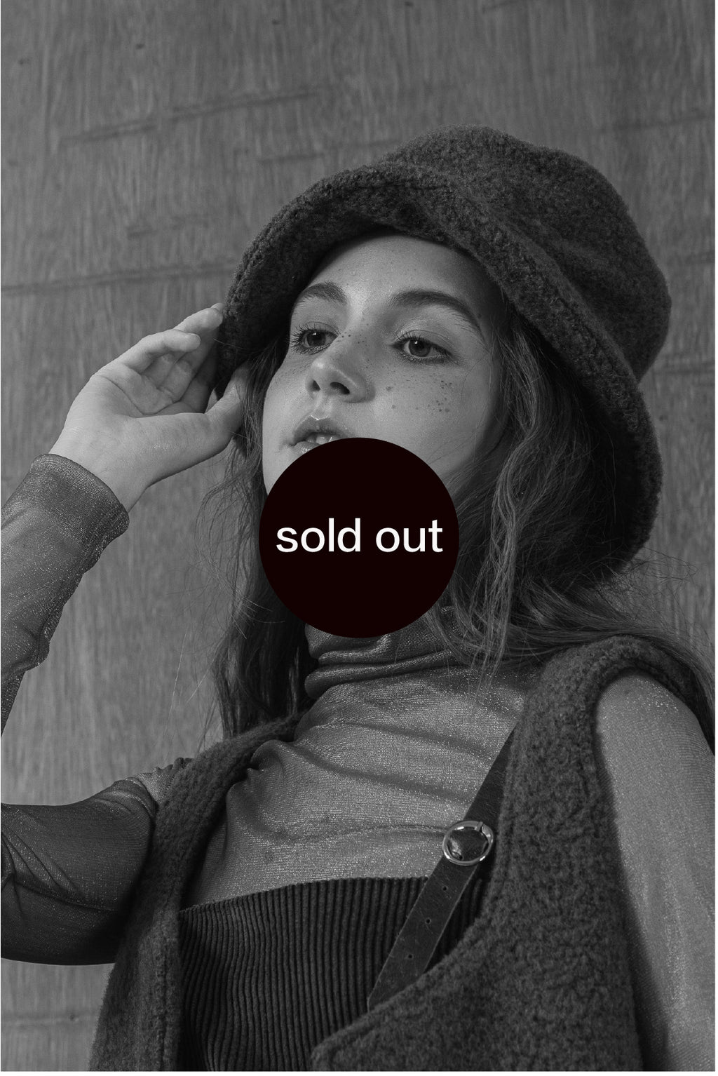 模特兒配戴手作棕色羊絨鐘形帽，喀什米爾面料與硬挺帽緣，呈現溫潤質感與修飾臉型的秋冬造型。