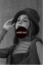 模特兒配戴手作棕色羊絨鐘形帽，喀什米爾面料與硬挺帽緣，呈現溫潤質感與修飾臉型的秋冬造型。