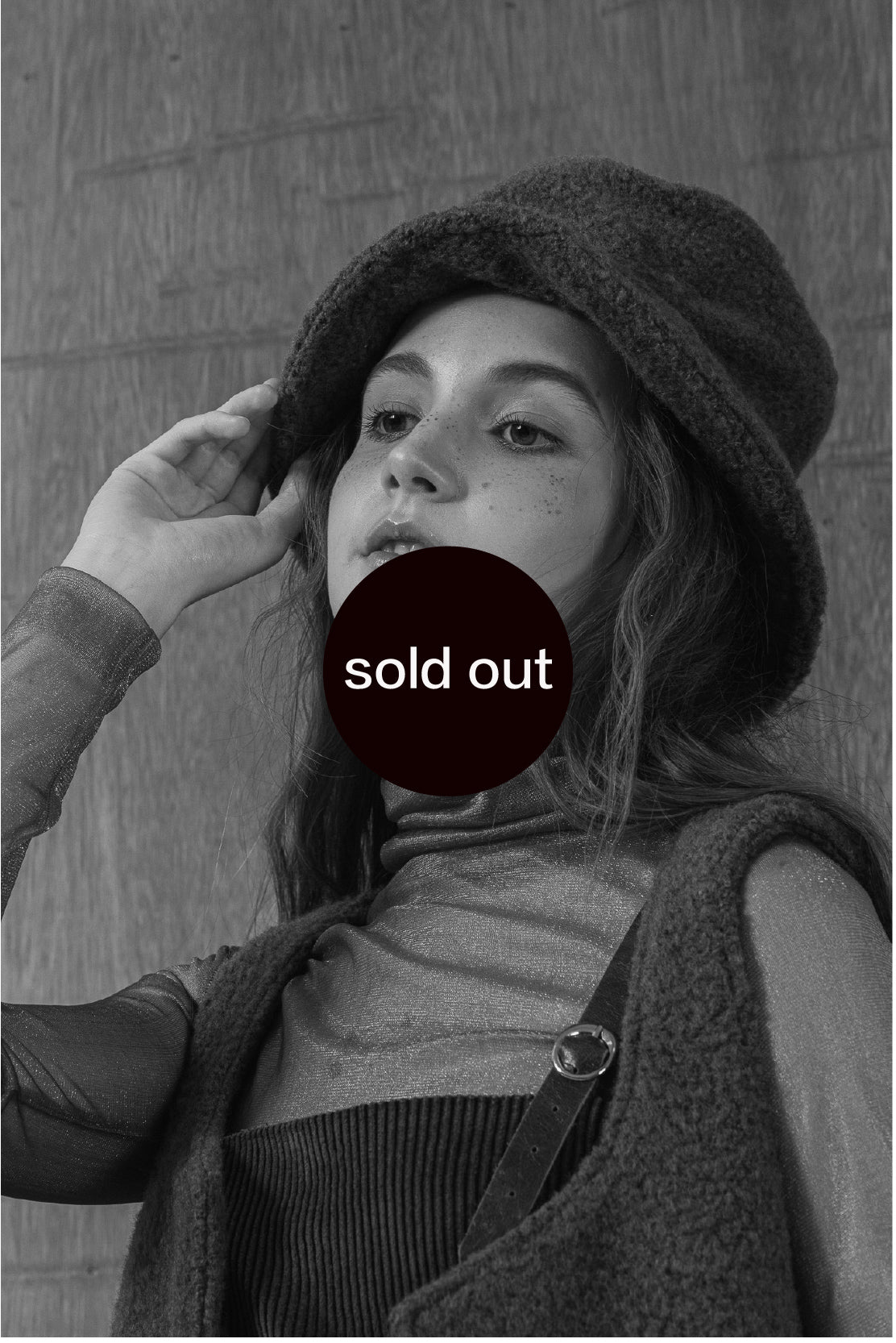 模特兒配戴手作棕色羊絨鐘形帽，喀什米爾面料與硬挺帽緣，呈現溫潤質感與修飾臉型的秋冬造型。