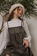 模特兒配戴手作白色羊絨鐘形帽，喀什米爾面料與硬挺帽緣，呈現溫潤質感與修飾臉型的秋冬造型。