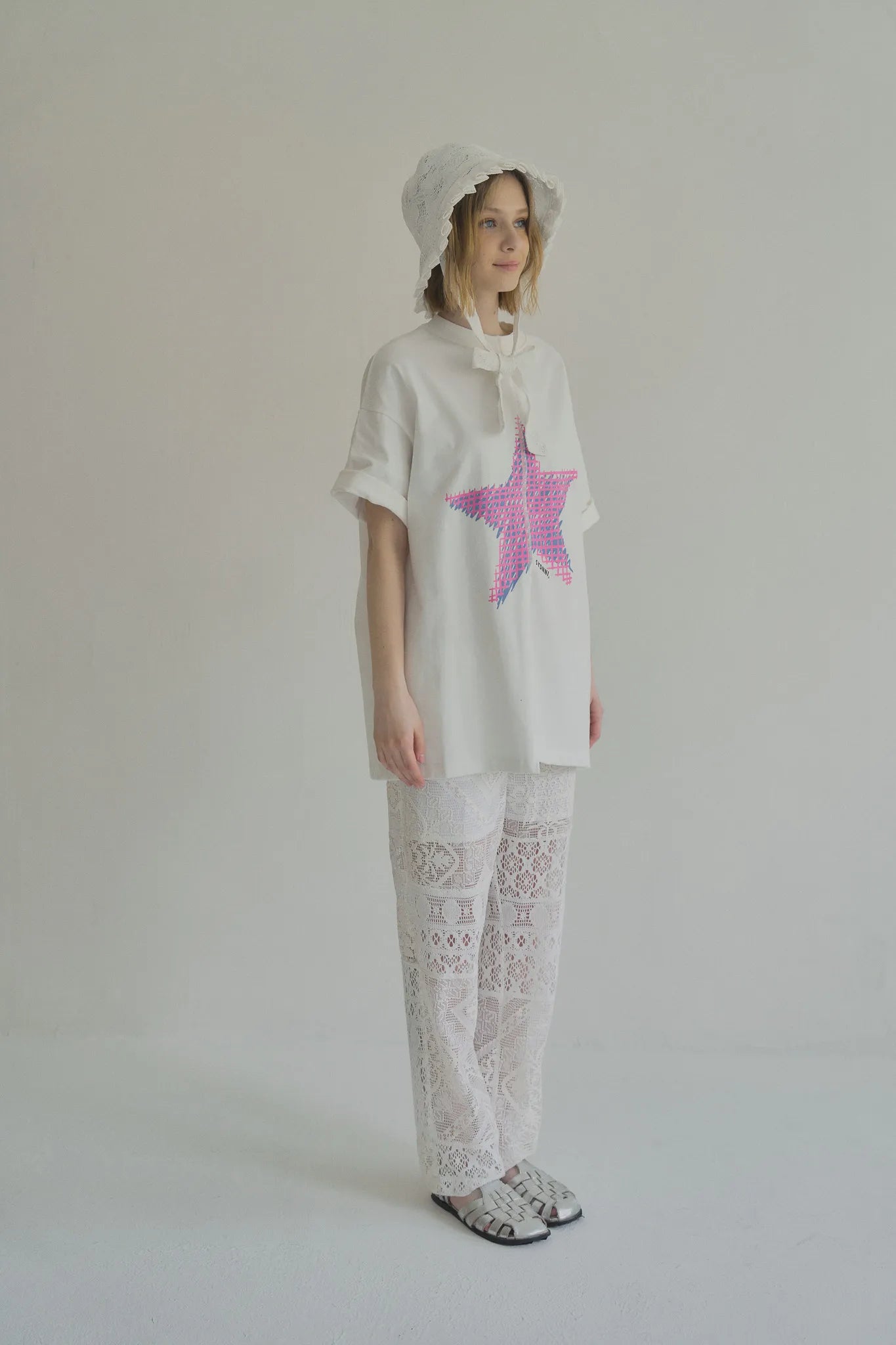 模特兒穿著手作分割線設計T恤，高磅數面料質感厚實，獨特分割線剪裁展現輕鬆個性造型。