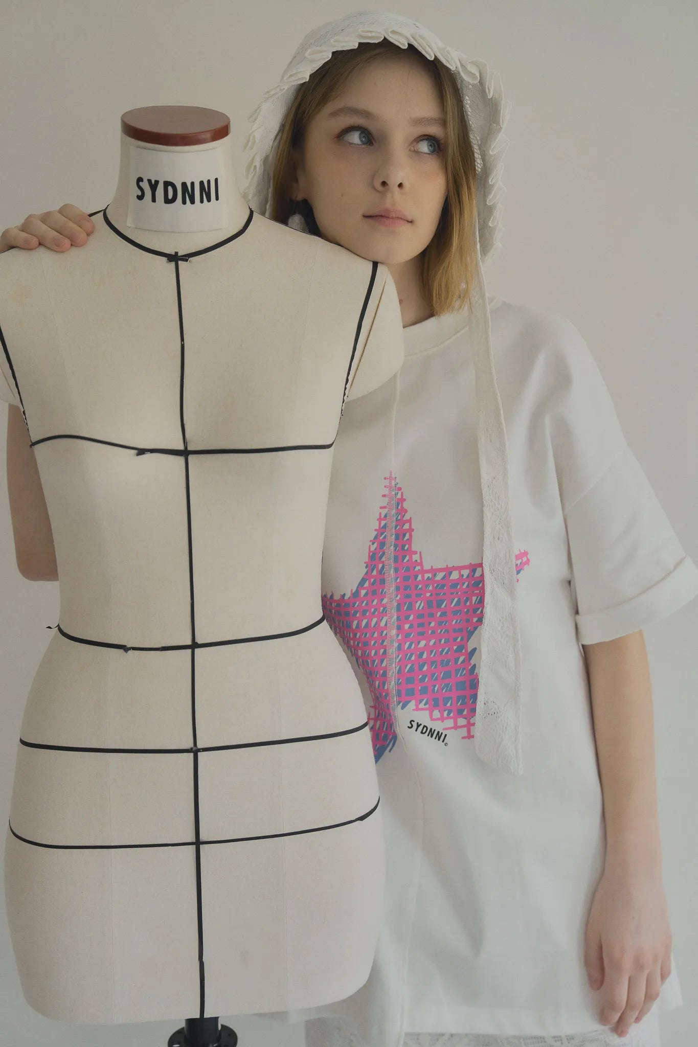 模特兒穿著手作分割線設計T恤，高磅數面料質感厚實，獨特分割線剪裁展現輕鬆個性造型。