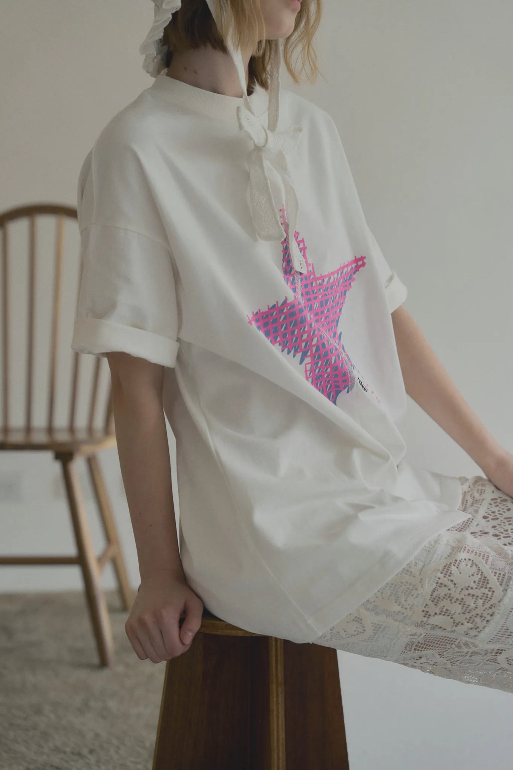 模特兒穿著手作分割線設計T恤，高磅數面料質感厚實，獨特分割線剪裁展現輕鬆個性造型。