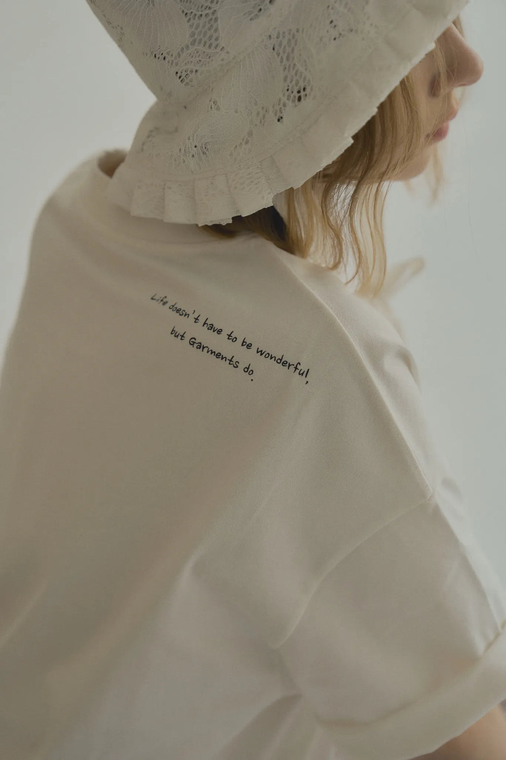 模特兒穿著手作分割線設計T恤，高磅數面料質感厚實，獨特分割線剪裁展現輕鬆個性造型。