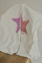 手作分割線設計T恤，高磅數面料質感厚實，獨特分割線剪裁展現輕鬆個性造型。