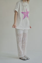 模特兒穿著手作分割線設計T恤，高磅數面料質感厚實，獨特分割線剪裁展現輕鬆個性造型。