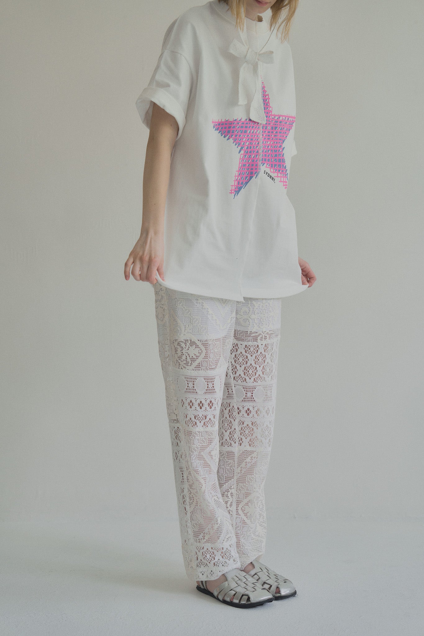 模特兒穿著手作分割線設計T恤，高磅數面料質感厚實，獨特分割線剪裁展現輕鬆個性造型。