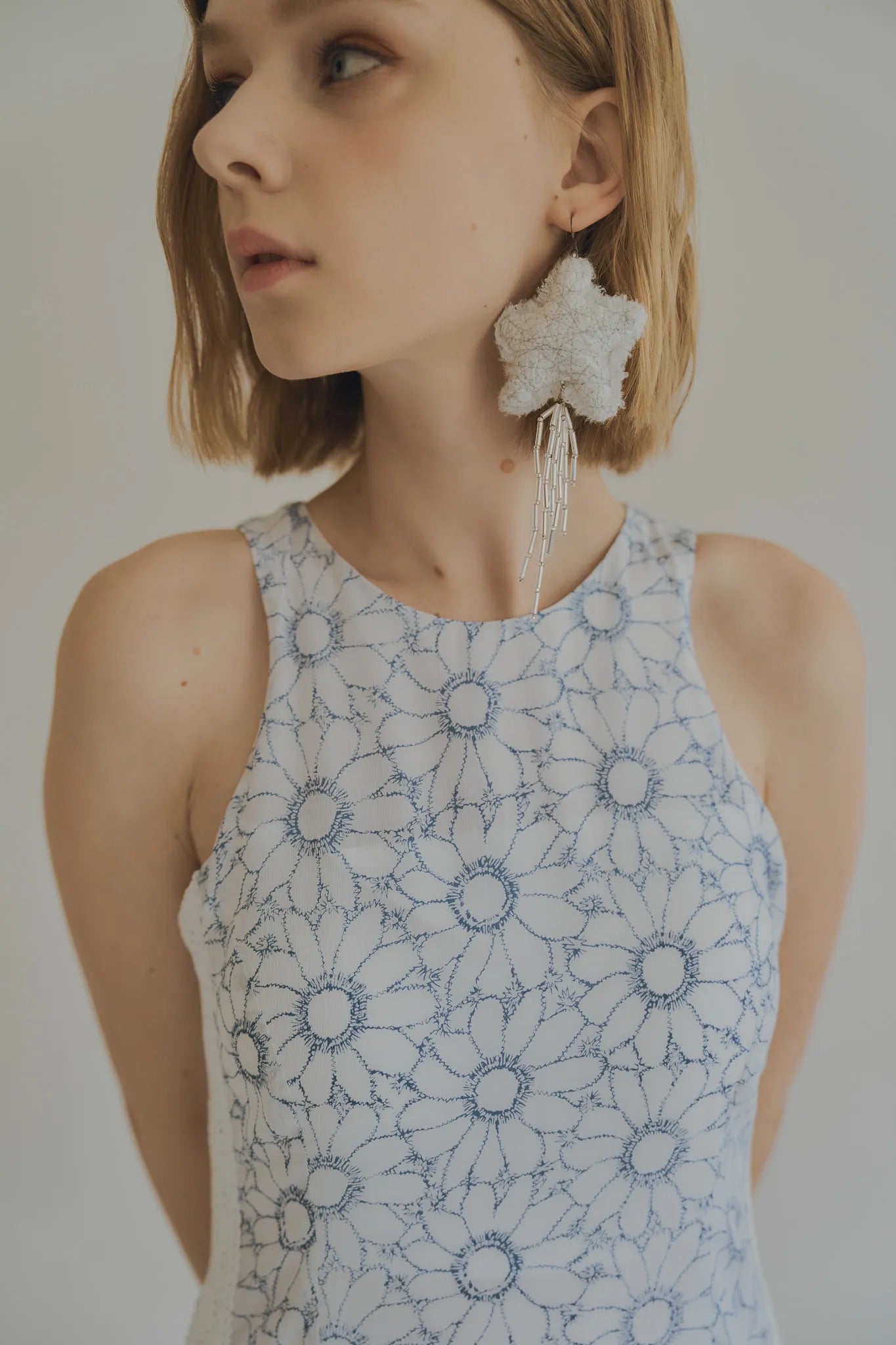 星動墜飾耳環耀眼白，日本棉布緹花蕾絲銀線紋理與七層串珠，浪漫手工層次感。