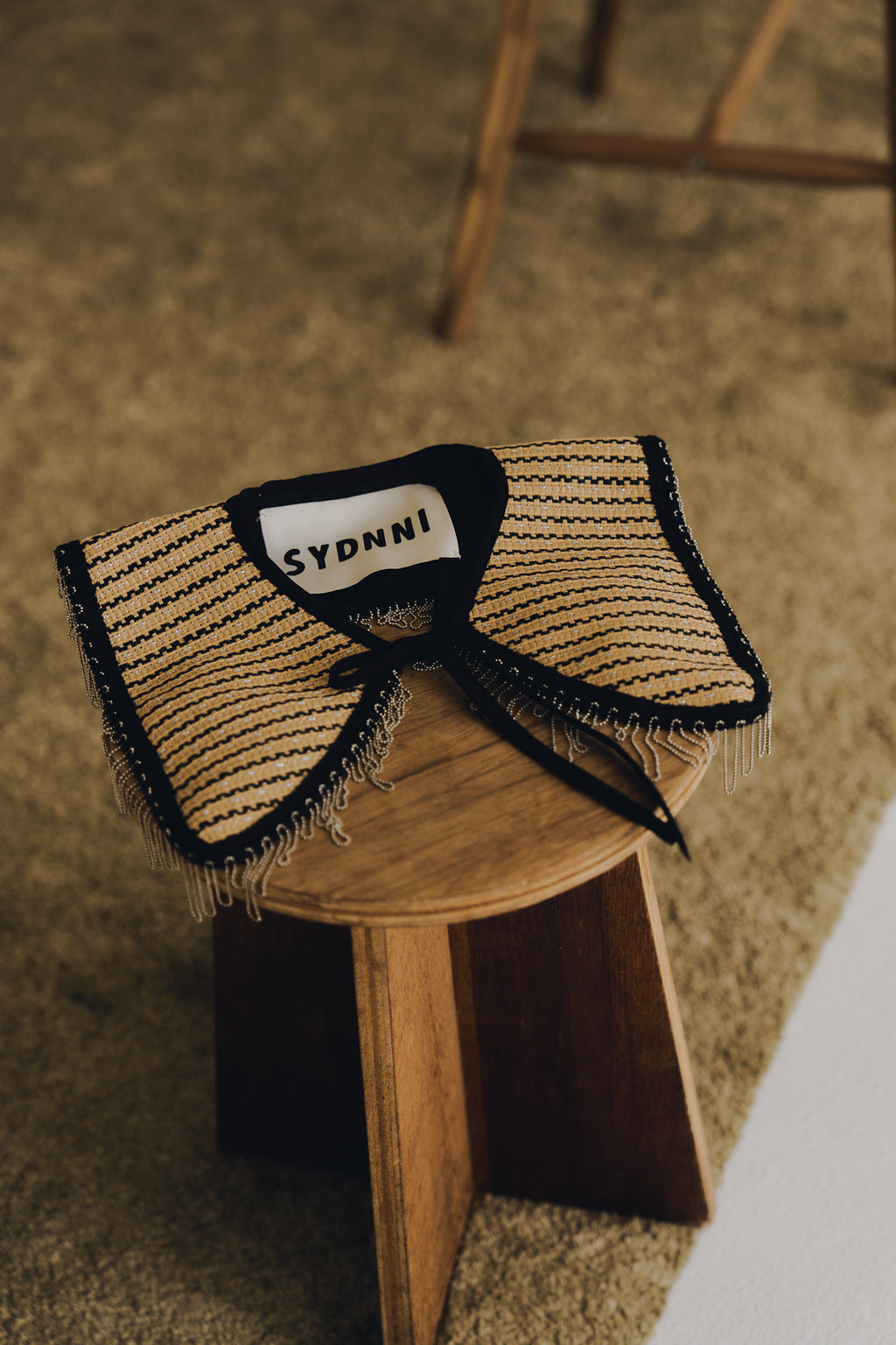 手作流蘇造型領片平鋪展示，全手工縫製流蘇細節展現精緻工藝質感，可增添整體造型份量。