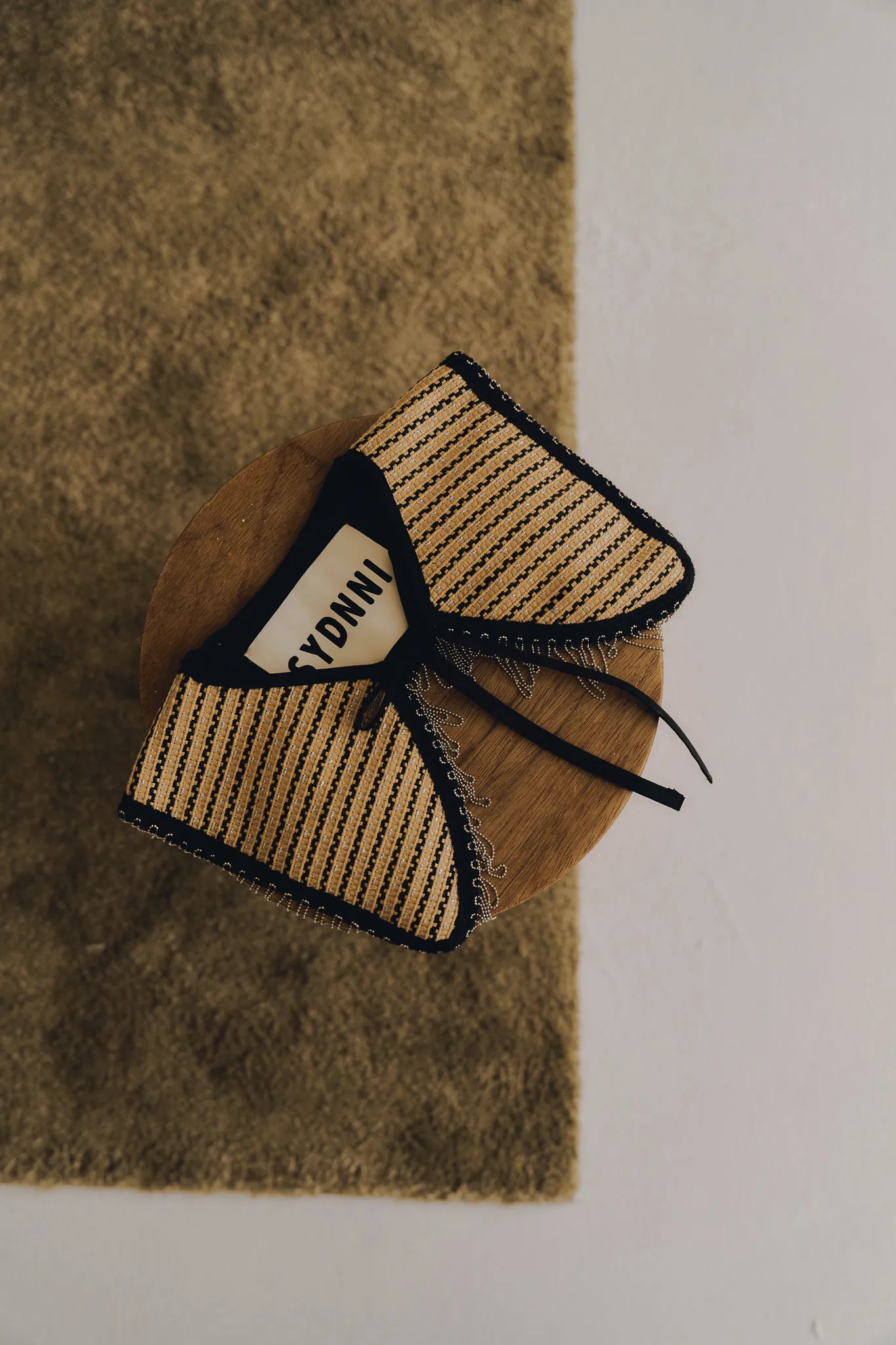 手作流蘇造型領片平鋪展示，全手工縫製流蘇細節展現精緻工藝質感，可增添整體造型份量。