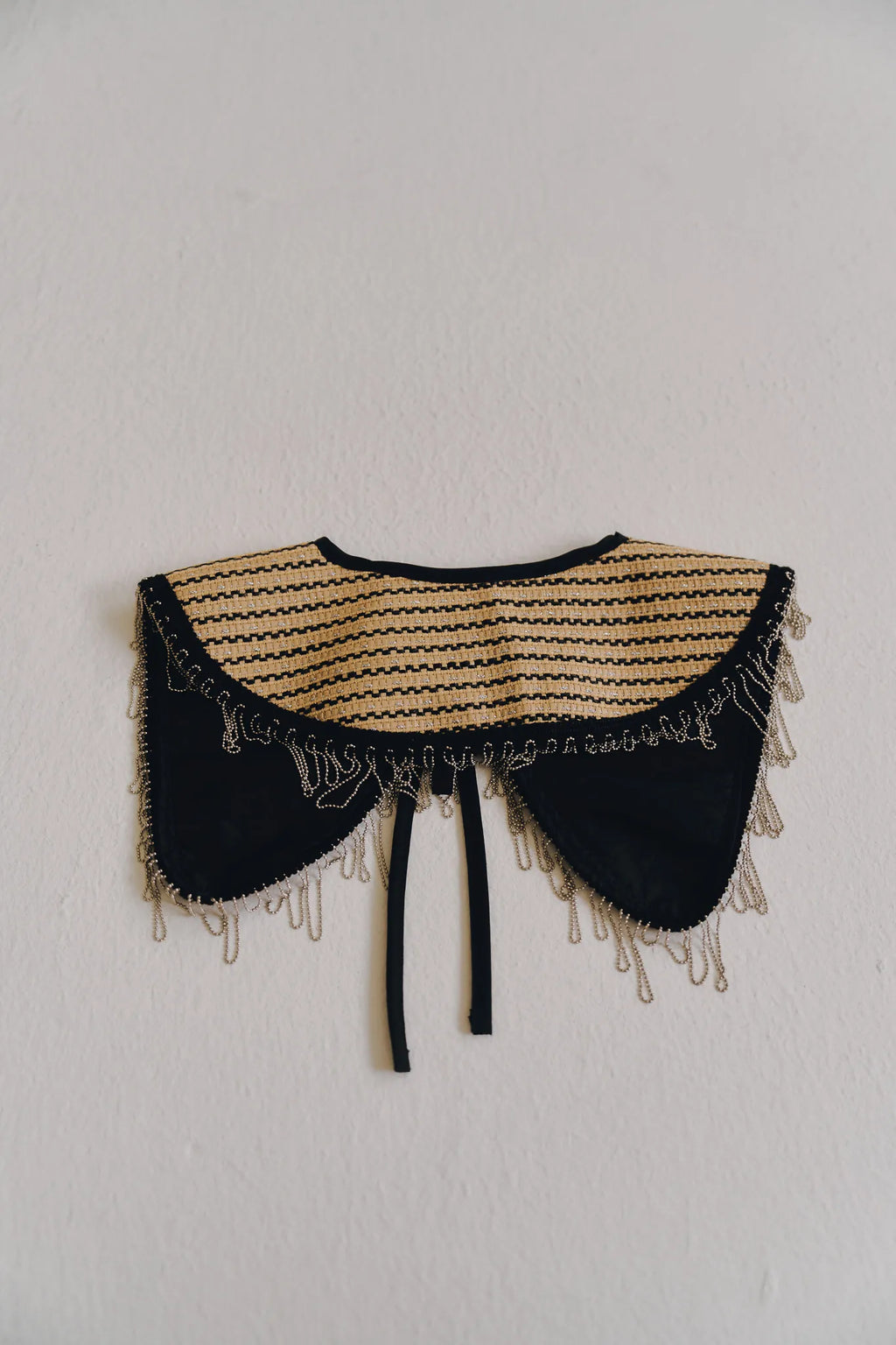 手作流蘇造型領片平鋪展示，全手工縫製流蘇細節展現精緻工藝質感，可增添整體造型份量。