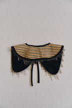 手作流蘇造型領片平鋪展示，全手工縫製流蘇細節展現精緻工藝質感，可增添整體造型份量。