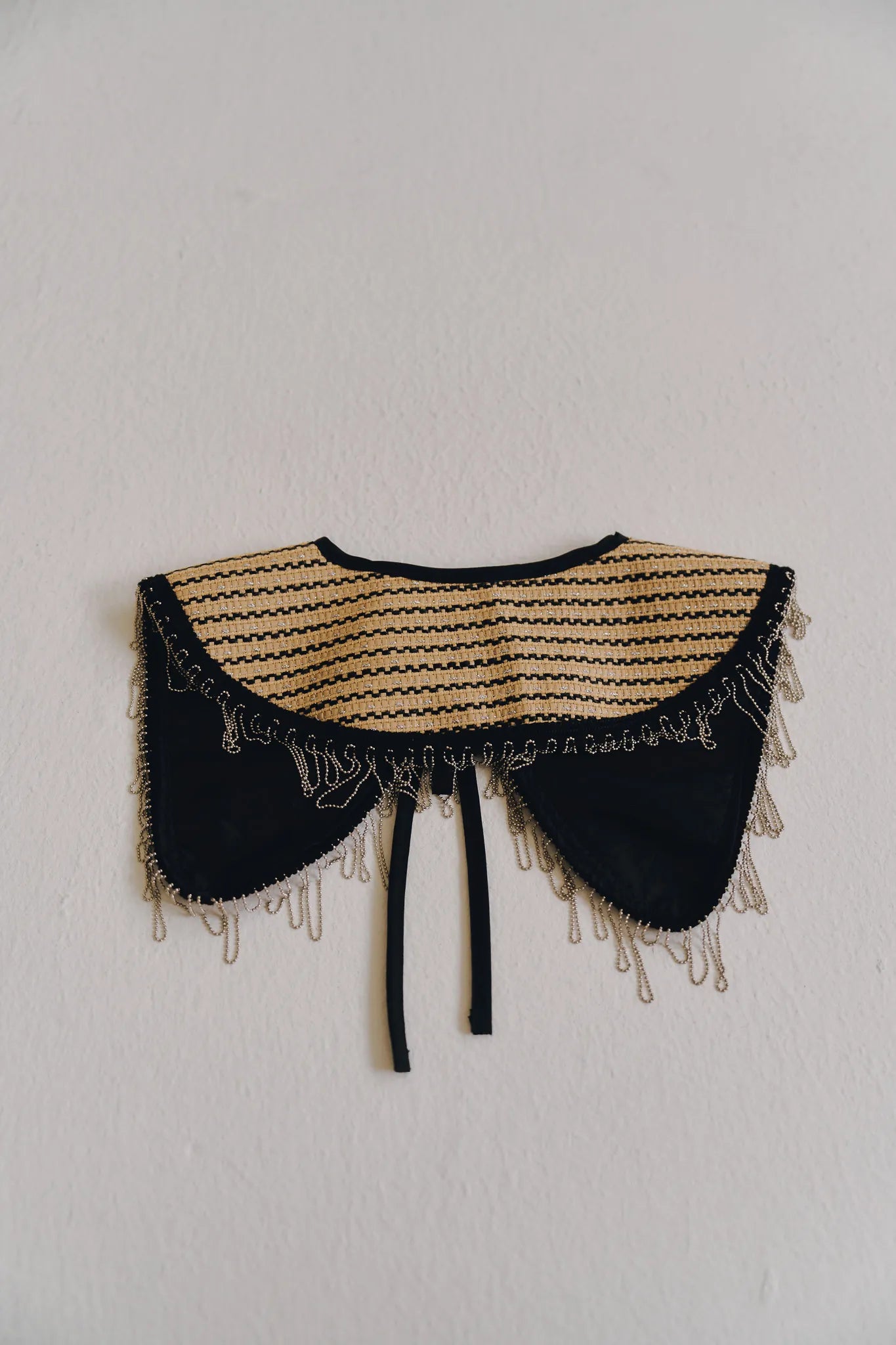 手作流蘇造型領片平鋪展示，全手工縫製流蘇細節展現精緻工藝質感，可增添整體造型份量。