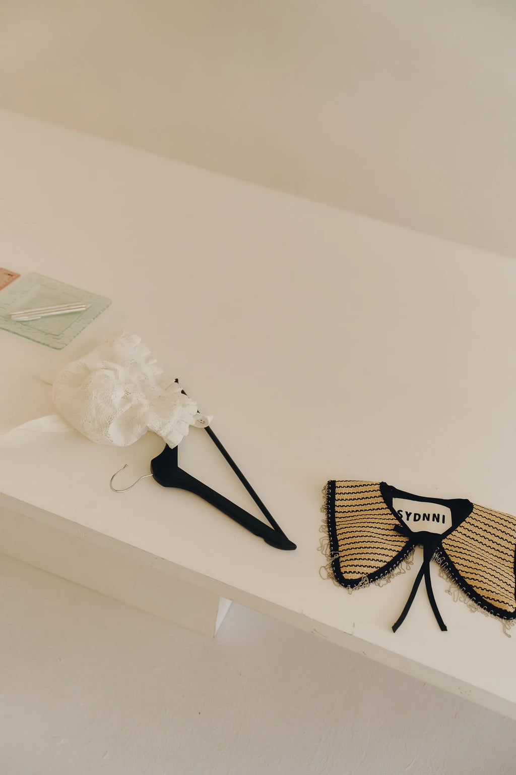 手作流蘇造型領片平鋪展示，全手工縫製流蘇細節展現精緻工藝質感，可增添整體造型份量。