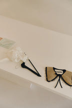 手作流蘇造型領片平鋪展示，全手工縫製流蘇細節展現精緻工藝質感，可增添整體造型份量。