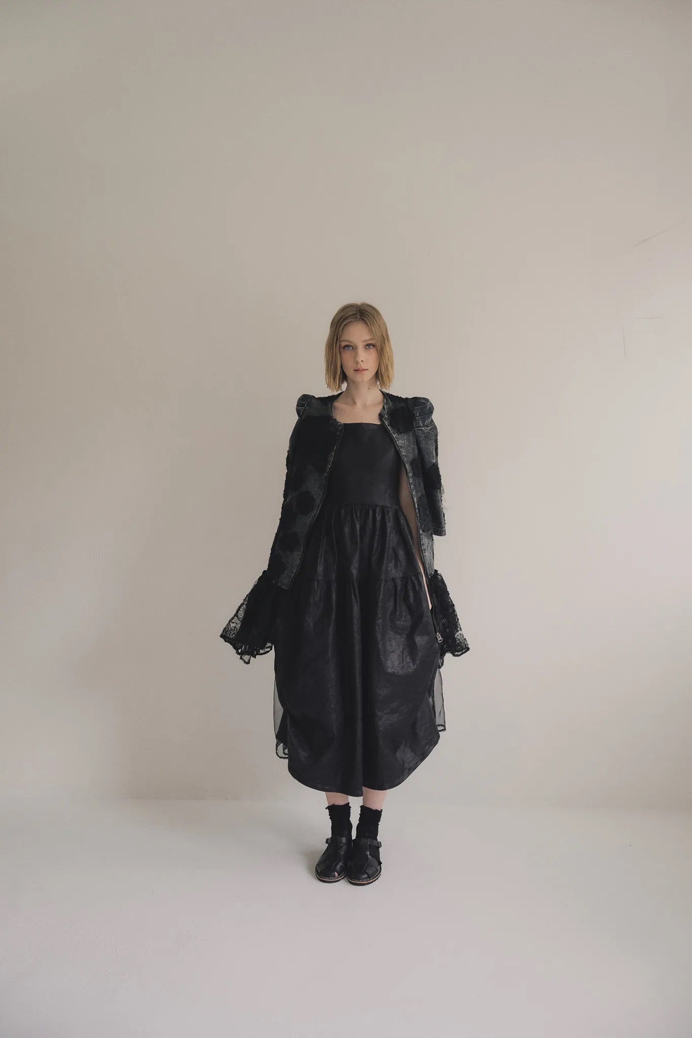 手作多層次蕾絲外罩洋裝，日本蕾絲層疊手工製作，展現多變精緻工藝層次。