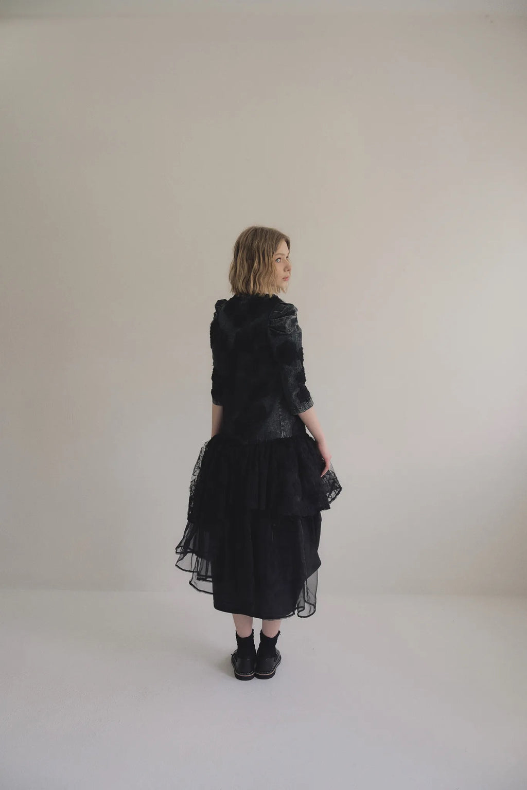 手作多層次蕾絲外罩洋裝，日本蕾絲層疊手工製作，展現多變精緻工藝層次。