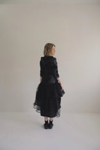 手作多層次蕾絲外罩洋裝，日本蕾絲層疊手工製作，展現多變精緻工藝層次。