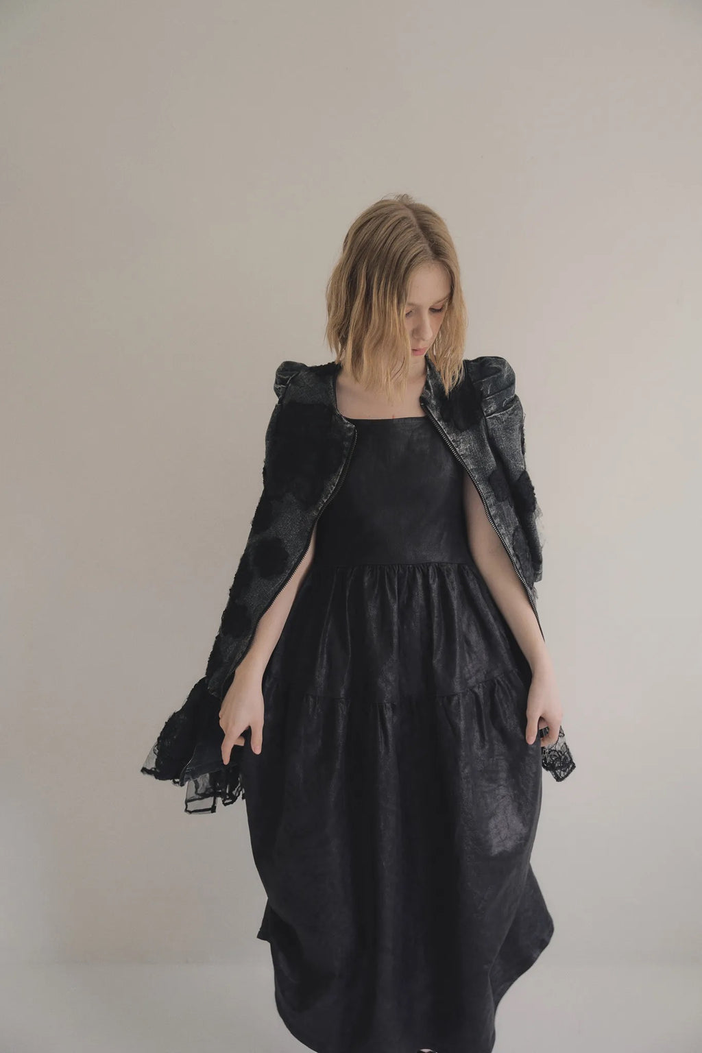 手作多層次蕾絲外罩洋裝，日本蕾絲層疊手工製作，展現多變精緻工藝層次。