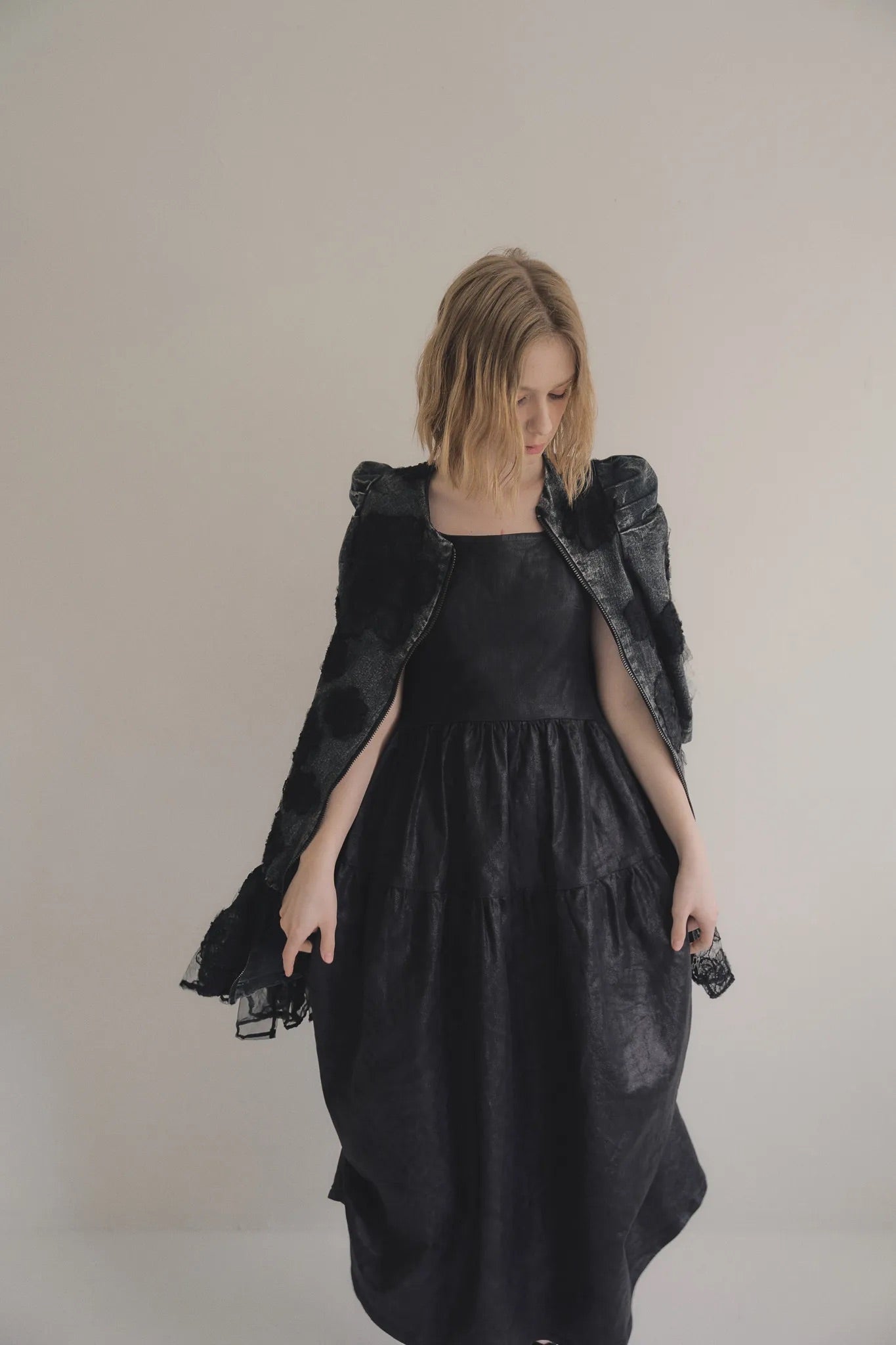 手作多層次蕾絲外罩洋裝，日本蕾絲層疊手工製作，展現多變精緻工藝層次。