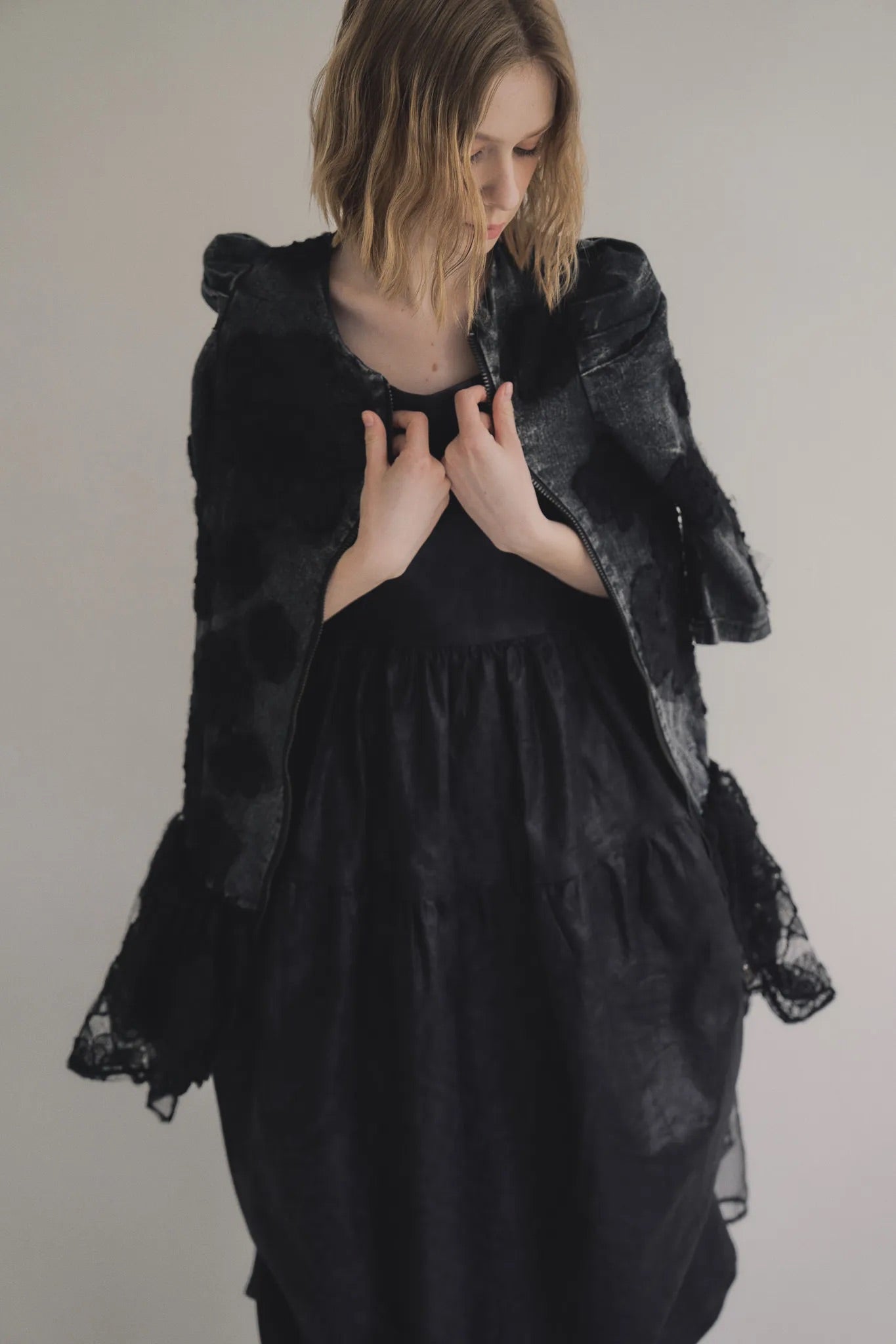 手作多層次蕾絲外罩洋裝，日本蕾絲層疊手工製作，展現多變精緻工藝層次。