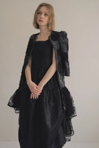 手作多層次蕾絲外罩洋裝，日本蕾絲層疊手工製作，展現多變精緻工藝層次。