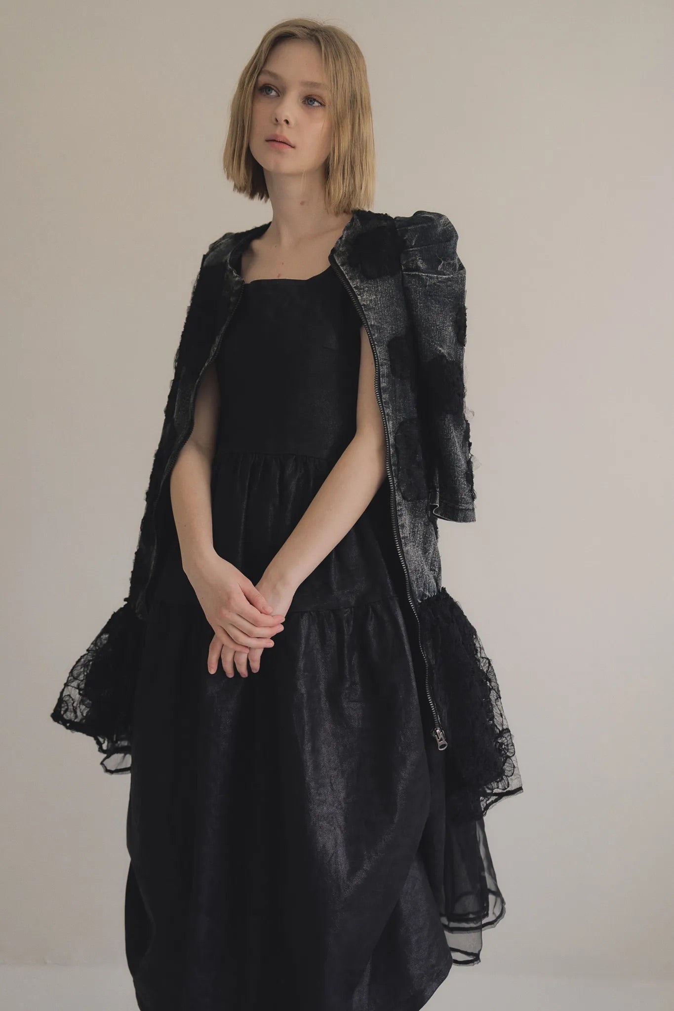 手作多層次蕾絲外罩洋裝，日本蕾絲層疊手工製作，展現多變精緻工藝層次。