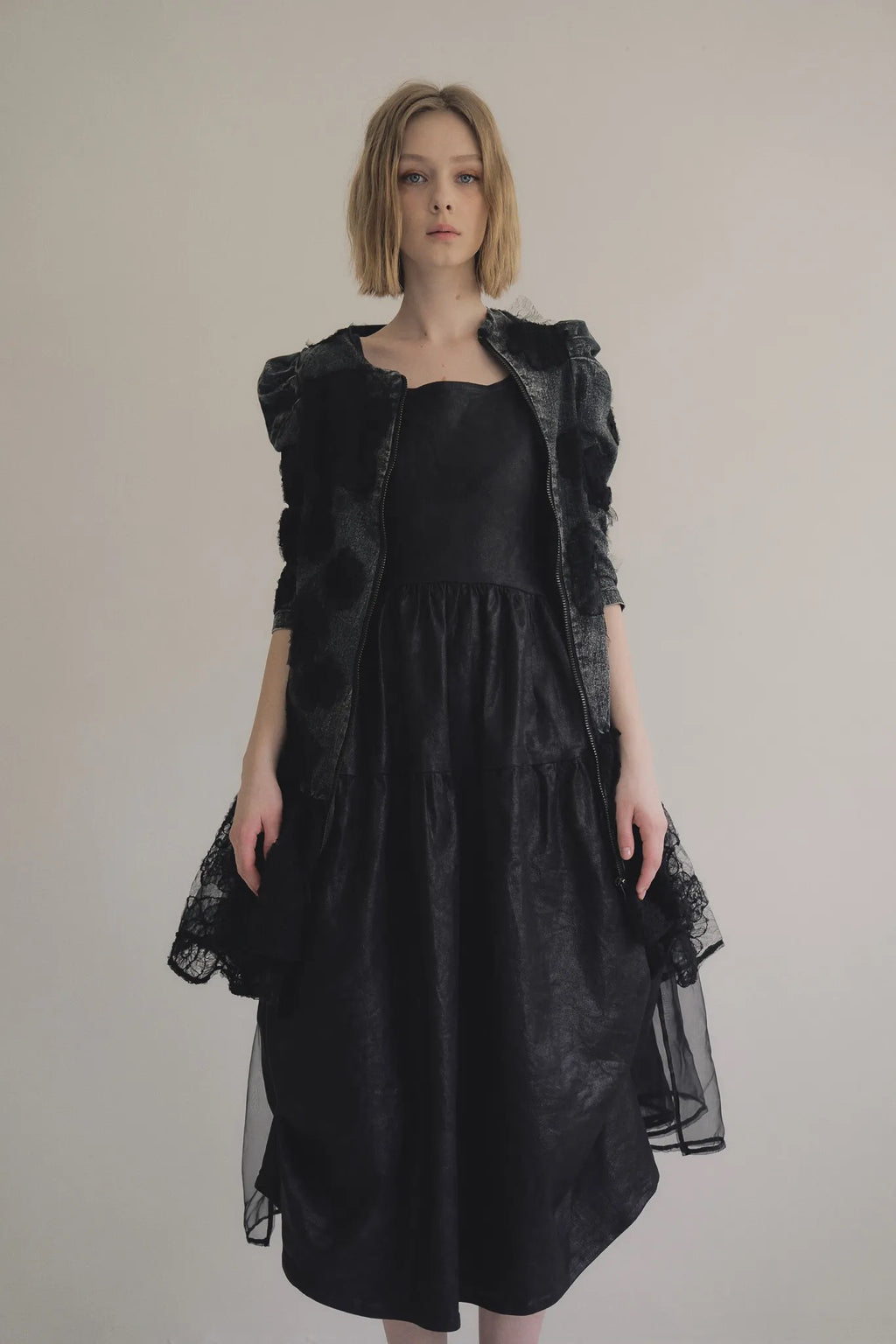 手作多層次蕾絲外罩洋裝，日本蕾絲層疊手工製作，展現多變精緻工藝層次。